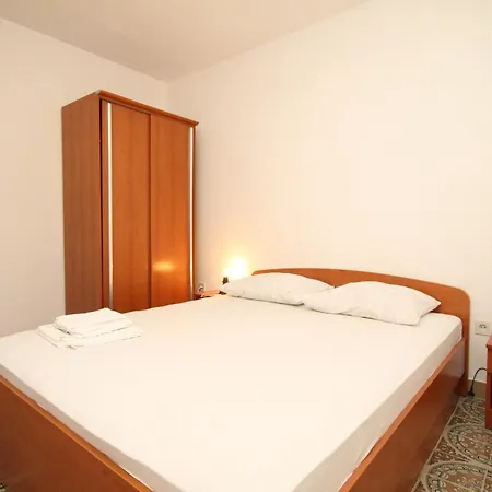 Guest house Apartments And Rooms By The Sea Lucica, Lastovo - 990 2*