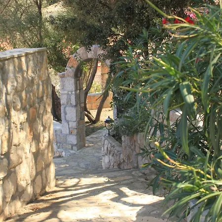 Apartments And Rooms By The Sea Lucica, Lastovo - 990 Gostinjska kuća 2*