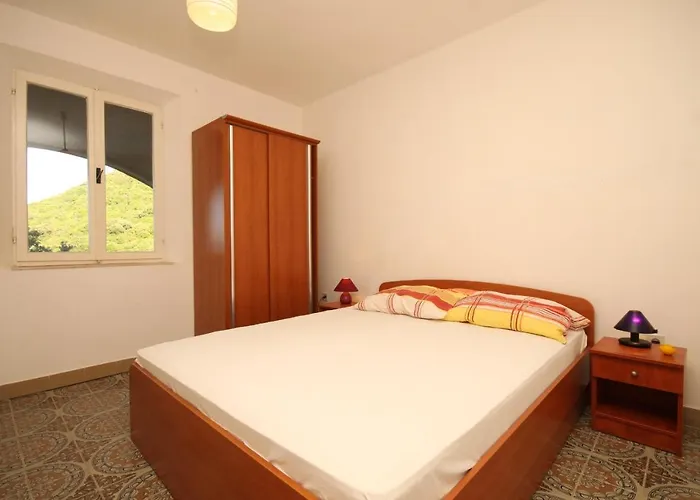 Apartments And Rooms By The Sea Lucica, Lastovo - 990 Lastovo