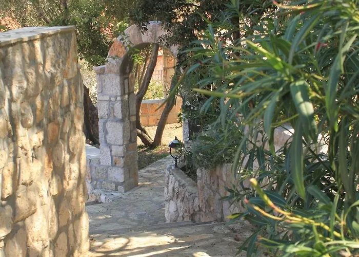 Apartments And Rooms By The Sea Lucica, Lastovo - 990 Guest house 2*